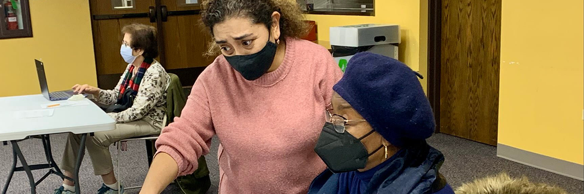 Librarian helping a woman during a technology class